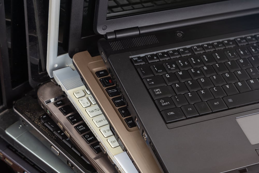 Stabel med laptop-er i åpen posisjon oppå hverandre.