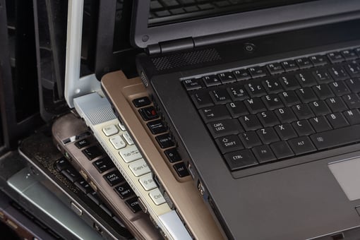 Stabel med laptop-er i åpen posisjon oppå hverandre. Stabel med laptop-er i åpen posisjon oppå hverandre.